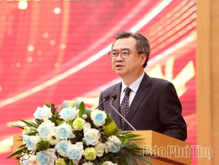 Đồng chí Trưởng Ban Chính sách, chiến lược Trung ương Nguyễn Thanh Nghị phát biểu đề dẫn Hội thảo.