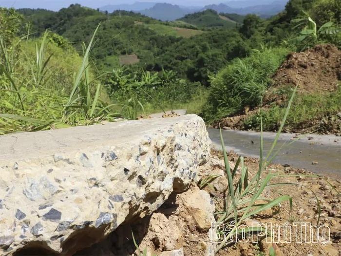 Sạt lở đất không chỉ đe dọa an toàn người dân mà còn gây hư hỏng hạ tầng giao thông tại nhiều khu vực trên địa bàn xã Cao Phong.