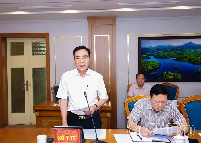 Lãnh đạo Sở Y tế báo cáo tiến độ triển khai các dự án.
