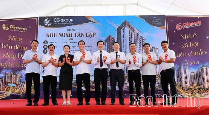 Các đại biểu chúc mừng chủ đầu tư.