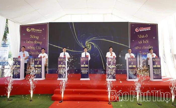 Các đại biểu và chủ đầu tư bấm nút khởi công dự án.