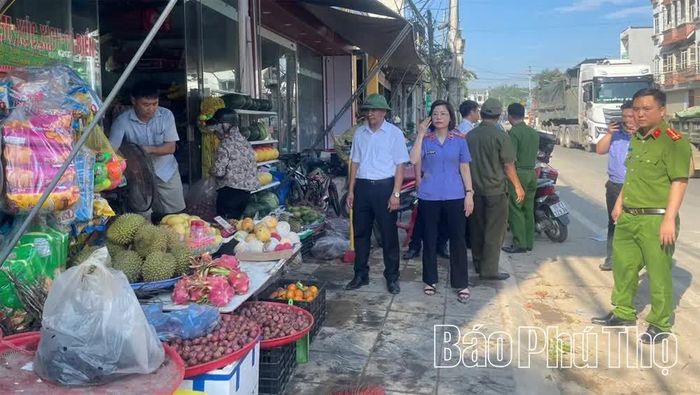 Viện Kiểm sát nhân dân khu vực 5 phối hợp với các lực lượng chức năng xử lý vi phạm.