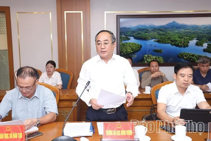 Lãnh đạo Trường Đại học Hùng Vương báo cáo tại hội nghị.