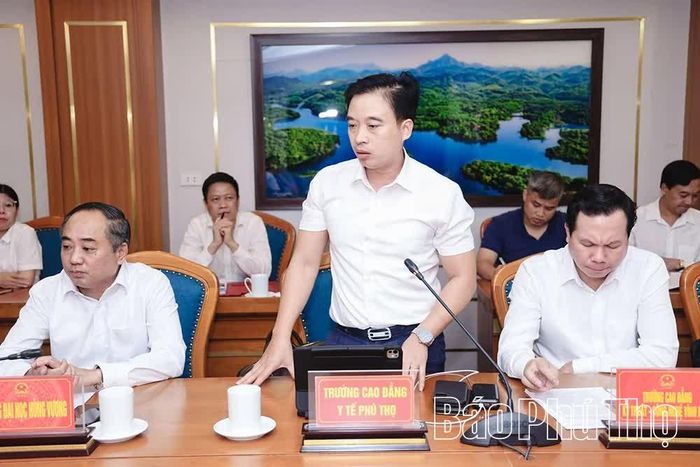 Lãnh đạo Trường Cao đẳng Y tế Phú Thọ phát biểu tại hội nghị.