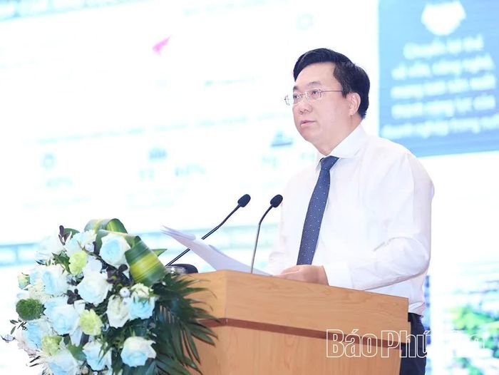 Đồng chí Chủ tịch UBND tỉnh Trần Duy Đông tham luận tại Hội thảo.