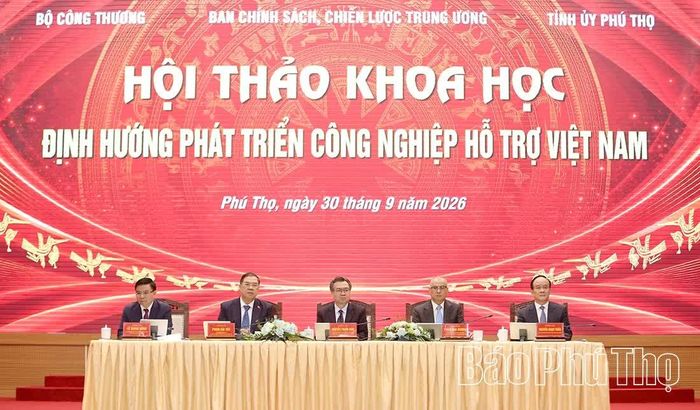 Các đồng chí lãnh đạo chủ trì hội thảo.