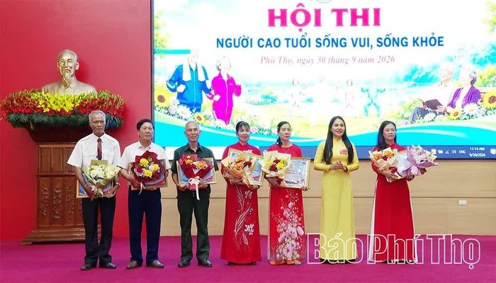 Ban tổ chức trao giải cho các đội thi.