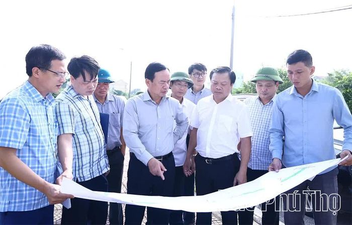 Đồng chí Phó Chủ tịch UBND tỉnh Quách Tất Liêm cùng đoàn công tác kiểm tra thực địa dự án.
