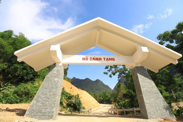 Đường vào hồ Cánh Tạng