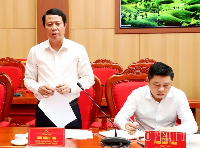 Đồng chí Trưởng Ban Tổ chức Tỉnh ủy Bùi Đình Thi phát biểu thảo luận.