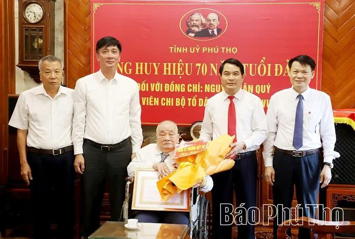 Lãnh đạo Đảng ủy phường Việt Trì tặng hoa chúc mừng đồng chí Nguyễn Văn Quý.