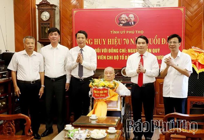 Đồng chí Trưởng Ban Tổ chức Tỉnh ủy Bùi Đình Thi và lãnh đạo Đảng ủy phường Việt Trì tặng hoa chúc mừng đồng chí Nguyễn Văn Quý.