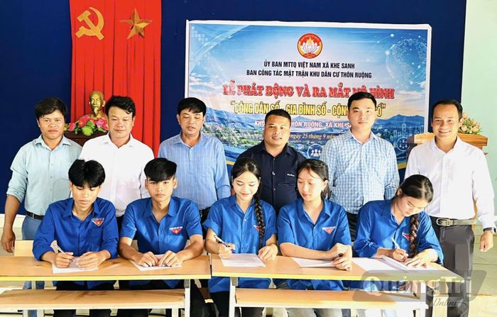 Đoàn viên, thanh niên thôn Ruộng, xã Khe Sanh, ký cam kết hưởng ứng phong trào “Công dân số” - Ảnh: K.S