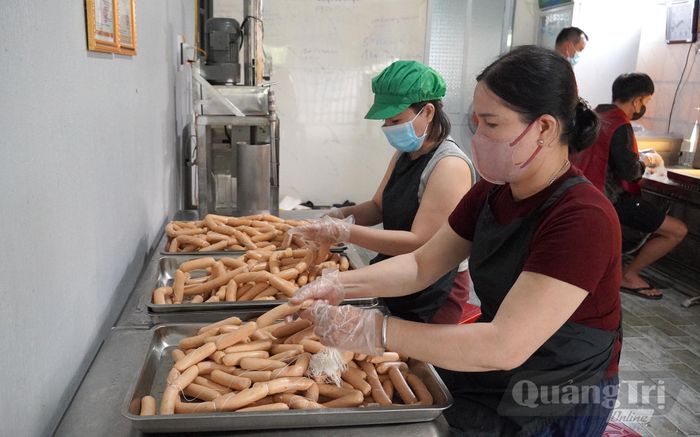 Sản phẩm OCOP 3 sao xúc xích thịt heo Hoài Hoàng, xã Nam Cửa Việt - Ảnh: C.H