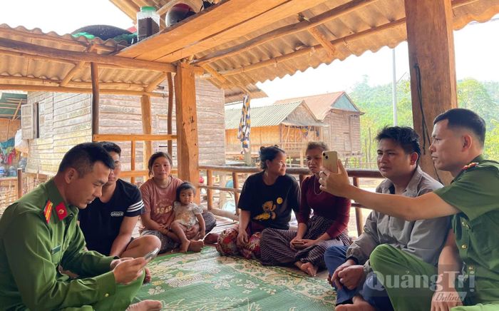 Công an xã Thượng Trạch giúp người dân thực hiện “chuyển đổi số” - Ảnh: P.P