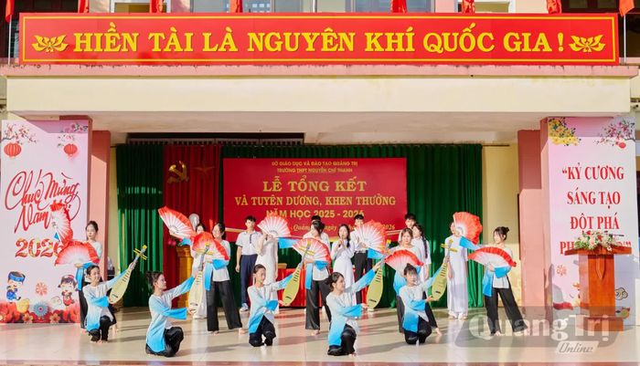 Nhiều học sinh đam mê và mong muốn tìm hiểu các di sản văn hóa phi vật thể của địa phương - Ảnh: NVCC