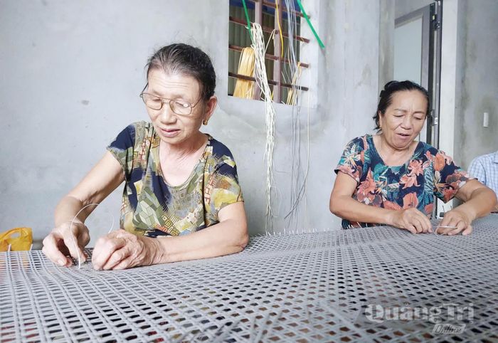 Nhiều người già vẫn có thể làm nghề mây xiên để tăng thêm thu nhập - Ảnh Đ.N