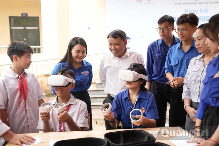 Ngày hội “Bình dân học vụ số” được tổ chức tại xã Tuyên Lâm, với nhiều hoạt động thiết thực nhằm đưa kỹ năng số đến với đoàn viên, thanh thiếu nhi và người dân. - Ảnh: T.L