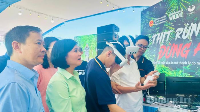 Đại biểu và người dân trải nghiệm công nghệ thực tế ảo để quan sát động vật hoang dã trong môi trường tự nhiên - Ảnh: B.N