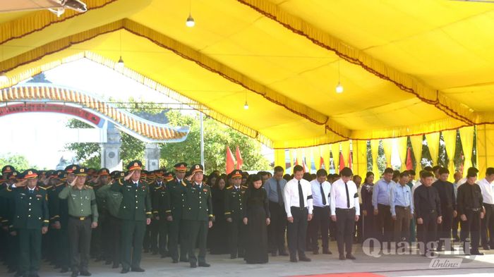 Các đại biểu dành phút mặc niệm tri ân các anh hùng liệt sĩ - Ảnh: Đ.V