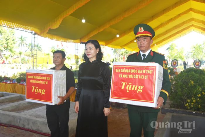 Đồng chí Nguyễn Thị Tuyến, Phó Bí thư Đảng ủy Chính phủ tặng quà động viên Đội Quy tập hài cốt liệt sĩ số 2 và bộ phận quản lý, chăm sóc Nghĩa trang liệt sĩ Quảng Trị - Ảnh: Đ.V