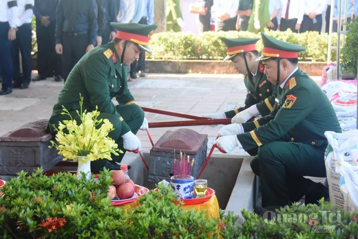 Cán bộ, chiến sĩ chuẩn bị thực hiện nghi thức an táng hài cốt liệt sĩ - Ảnh: Đ.V