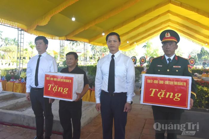 Đồng chí Vương Quốc Tuấn, Bí thư Tỉnh ủy Quảng Trị và đồng chí Bùi Hoàng Phương, Phó Bí thư Tỉnh ủy, Chủ tịch UBND tỉnh tặng quà động viên Đội Quy tập hài cốt liệt sĩ số 2 và bộ phận quản lý, chăm sóc Nghĩa trang liệt sĩ Quảng Trị - Ảnh: Đ.V