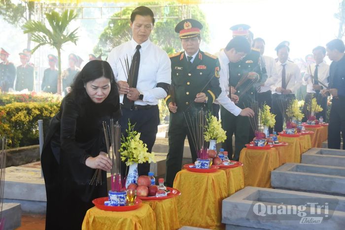 Đồng chí Nguyễn Thị Tuyến, Phó Bí thư Đảng ủy Chính phủ dâng hương lên phần mộ liệt sĩ - Ảnh: Đ.V
