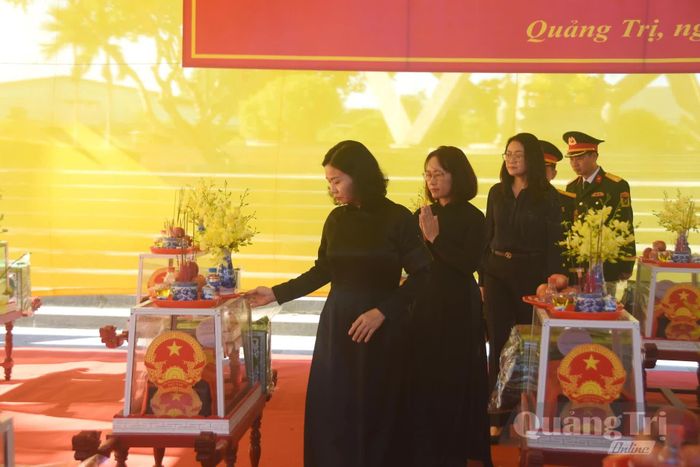 Các đại biểu bày tỏ lòng tri ân sâu sắc đối với các anh hùng liệt sĩ - Ảnh: Đ.V