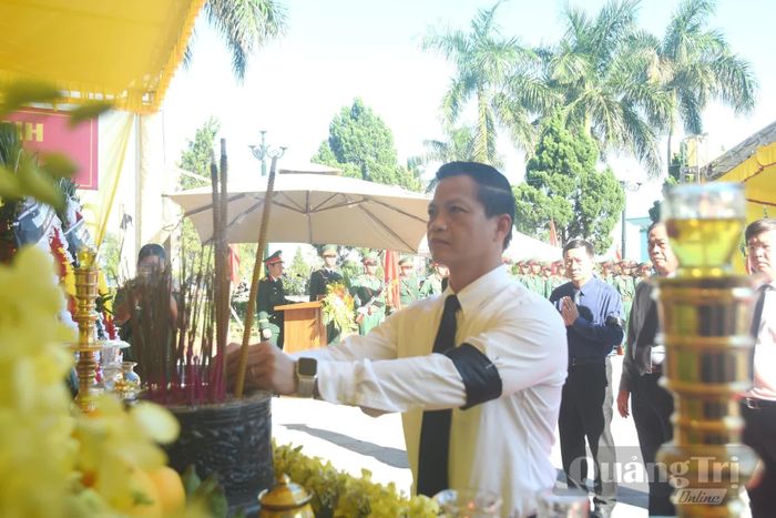 Đồng chí Vương Quốc Tuấn, Bí thư Tỉnh ủy Quảng Trị thành kính dâng hương tri ân các anh hùng liệt sĩ - Ảnh: Đ.V