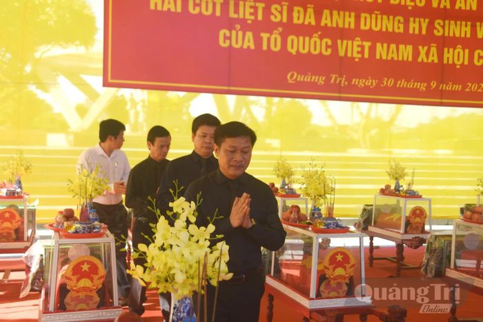 Đại diện lãnh đạo phường Quảng Trị tri ân các anh hùng liệt sĩ - Ảnh: Đ.V