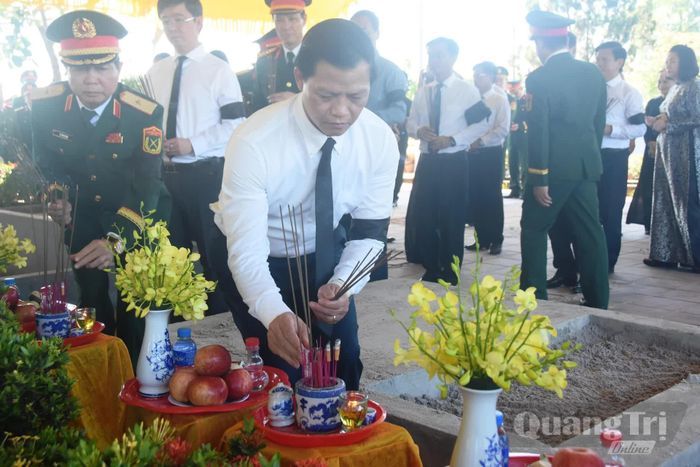 Đồng chí Vương Quốc Tuấn, Bí thư Tỉnh ủy Quảng Trị dâng hương lên phần mộ liệt sĩ - Ảnh: Đ.V