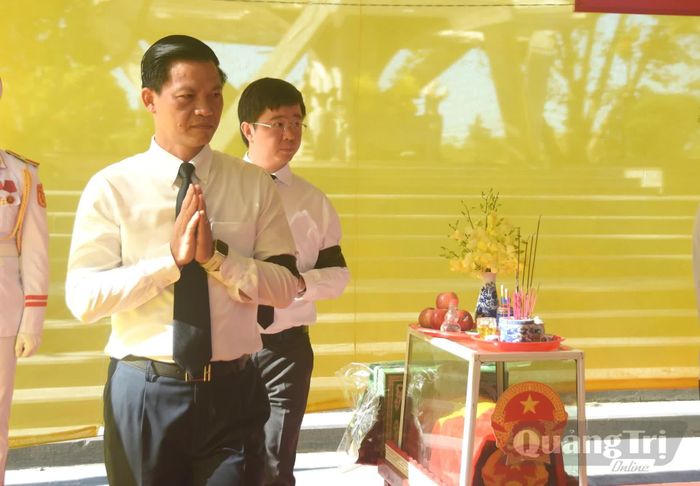 Đồng chí Vương Quốc Tuấn, Bí thư Tỉnh ủy Quảng Trị và đồng chí Bùi Hoàng Phương, Phó Bí thư Tỉnh ủy, Chủ tịch UBND tỉnh thành kính tri ân các anh hùng liệt sĩ - Ảnh: Đ.V