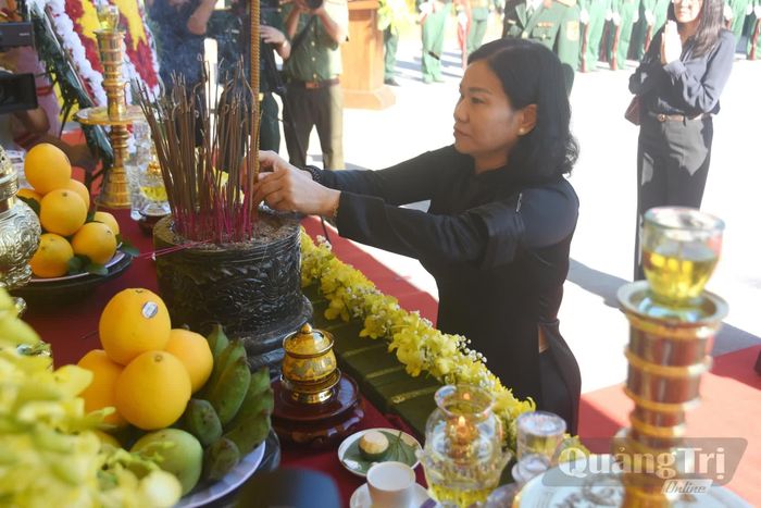 Đồng chí Nguyễn Thị Tuyến, Phó Bí thư Đảng ủy Chính phủ thành kính dâng hương các anh hùng liệt sĩ - Ảnh: Đ.V