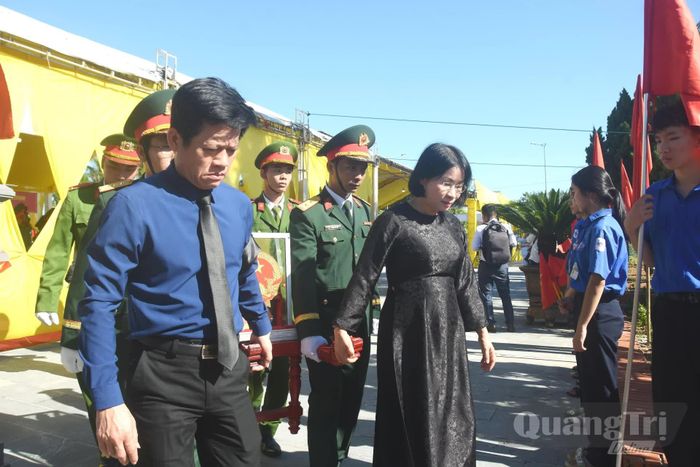 Các đồng chí lãnh đạo tỉnh thực hiện nghi thức di chuyển hài cốt liệt sĩ đến nơi an táng - Ảnh: Đ.V