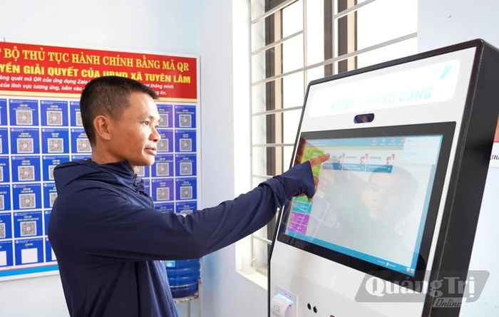 Hệ thống Kiosk dịch vụ công tạo thuận lợi cho người dân giao dịch trên môi trường số - Ảnh: X.P