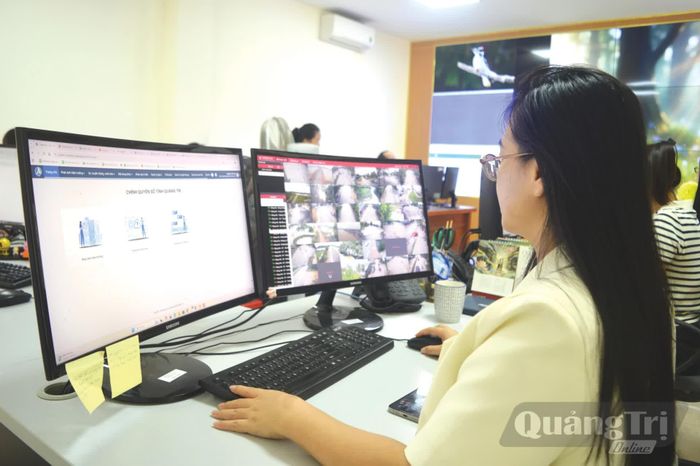 Cán bộ Trung tâm Giám sát, điều hành thông minh tỉnh theo dõi giám sát hiện trường qua hệ thống camera an ninh trật tự - Ảnh: M.L