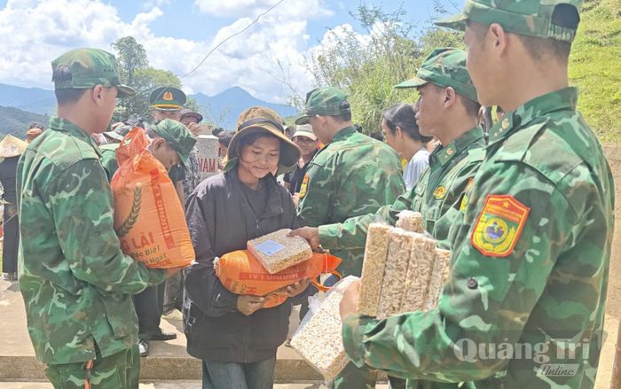 Lực lượng Biên phòng và đoàn thiện nguyện trao gạo, nhu yếu phẩm tận tay người dân vùng biên - Ảnh: K.S