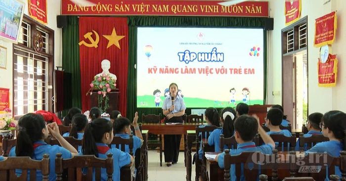 Liên đội Trường tiểu học Nguyễn Tất Thành tổ chức tập huấn kỹ năng làm việc với trẻ em cho học sinh - Ảnh: A.T