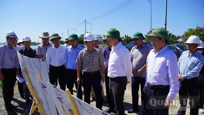 Đồng chí Bùi Hoàng Phương, Chủ tịch UBND tỉnh nghe báo cáo dự án Đường hai đầu cầu dây văng sông Hiếu - Ảnh: V.A