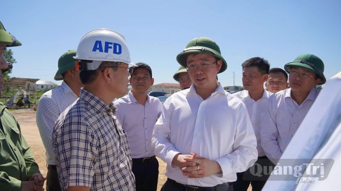 Đồng chí Bùi Hoàng Phương, Chủ tịch UBND tỉnh nghe báo cáo dự án Phát triển đô thị ven biển miền Trung hướng đến tăng trưởng xanh và ứng phó với biến đổi khí hậu TP. Đông Hà (cũ) - Ảnh: V.A