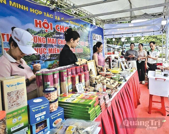 Gian hàng trưng bày, giới thiệu các sản phẩm OCOP và nông sản tiêu biểu của xã Diên Sanh thu hút sự quan tâm - Ảnh: K.S
