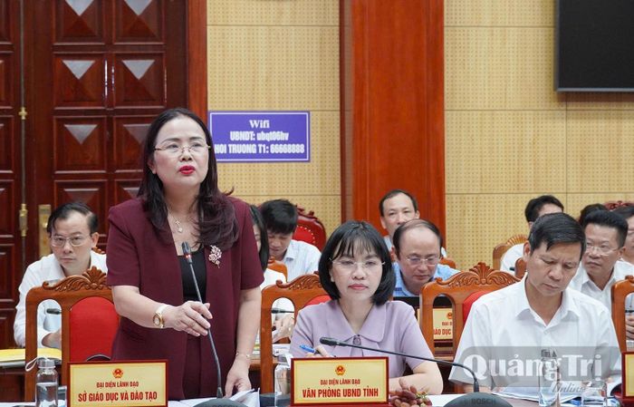 Đại diện lãnh đạo Sở Giáo dục và Đào tạo báo cáo tình hình sắp xếp mạng lưới trường lớp và công tác triển khai năm học mới - Ảnh: H.L