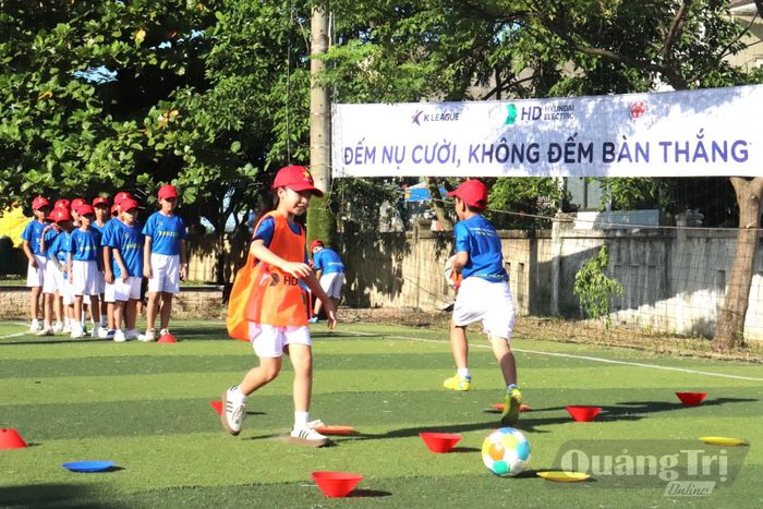 Học sinh hào hứng tham gia các trò chơi bóng đá - Ảnh: L.T