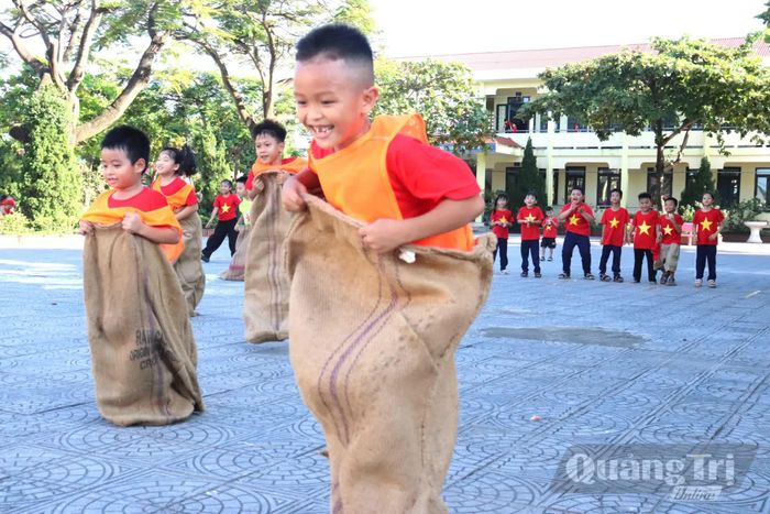 Nhiều trò chơi dân gian được tổ chức tại ngày hội - Ảnh: L.T