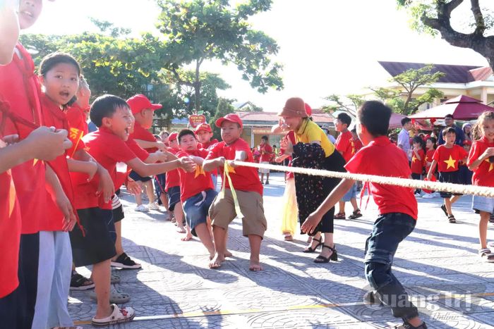 Trò chơi kéo co giúp học sinh rèn luyện tinh thần đoàn kết - Ảnh: L.T