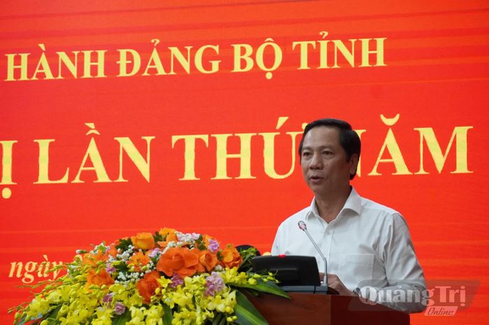 Đồng chí Hoàng Nam, Phó Chủ tịch Thường trực UBND tỉnh báo cáo tình hình phát triển kinh tế-xã hội quý III và 9 tháng năm 2026 - Ảnh: X.P