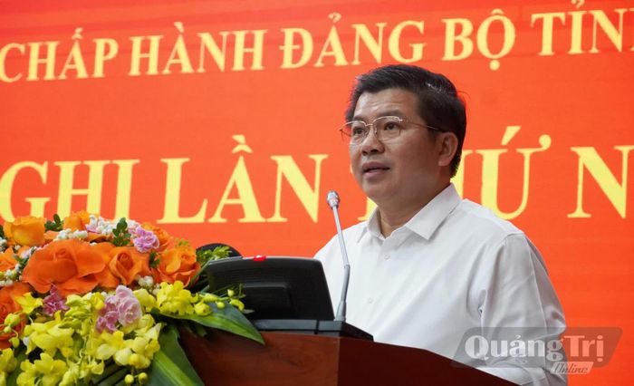 Đồng chí Trần Vũ Khiêm, Phó Bí thư Thường trực Tỉnh ủy trình bày báo cáo công tác xây dựng Đảng quý III và triển khai nhiệm vụ quý IV/2026 - Ảnh: X.P