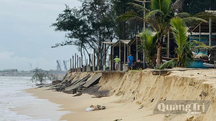 Xâm thực bờ biển ngày càng áp sát khu vực kinh doanh, khiến người dân lo lắng về an toàn và sinh kế - Ảnh: N.L