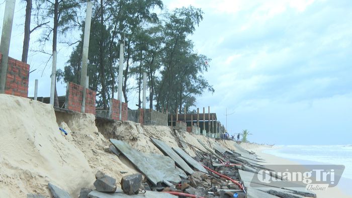 Một đoạn đường bê tông ven biển tại khu vực bãi tắm Mỹ Thủy bị sóng đánh sập sau đợt áp thấp - Ảnh: N.L